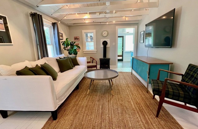 Beautiful OBX "Seaglass" Cottage- Newly Renovated & Close to the Beach