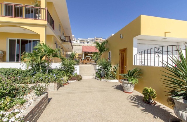 Beautiful Oceanview 2-bedroom Apartment with Pool