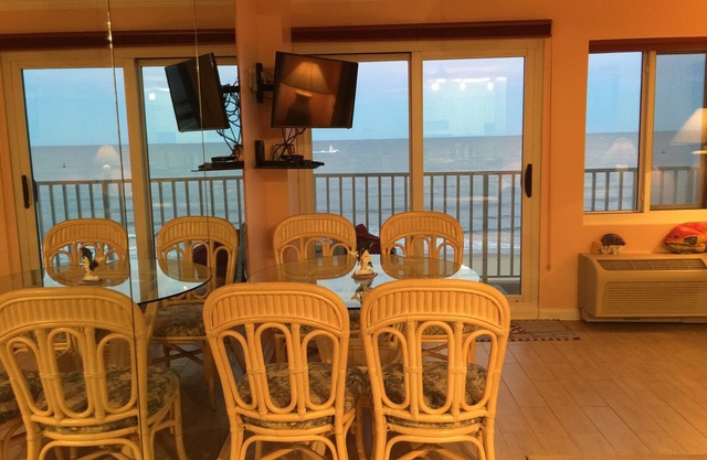 -Beautiful Ocean Front Condo, Ocean View From Every Room, Pool+Roof Top Sundeck-