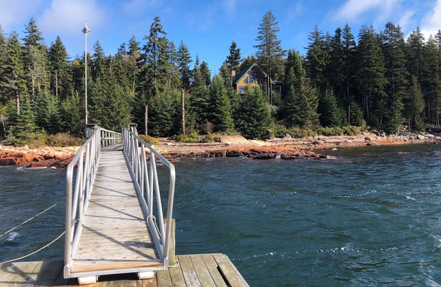 Beautiful Ocean Views, Large Cabin Home with Floating Dock. Oceanfront, Spacious