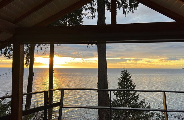 Beautiful Oceanfront Cottage between Davis Bay and Sechelt