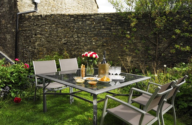Beautiful old cottage sleeps 6 near Bath