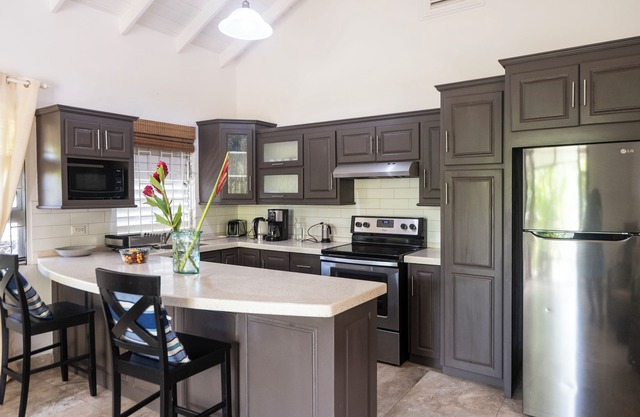Beautiful One bedroom cottage close to beach, golf and amenities