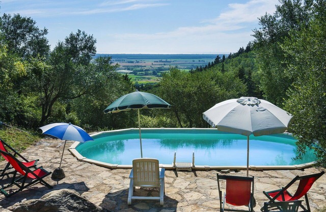 Beautiful private villa for 8 guests with private pool, TV, patio, pets allowed and parking