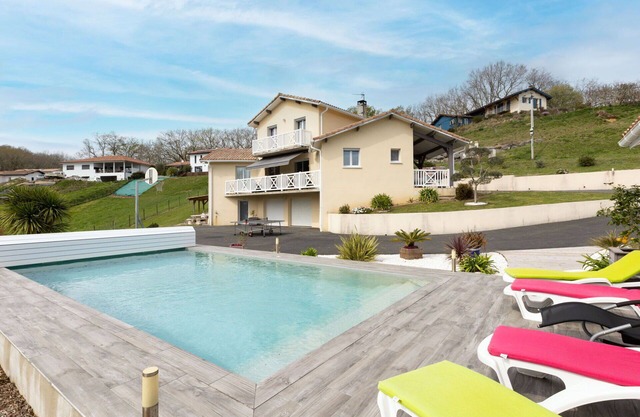 Beautiful private villa for 8 people with WIFI, A/C, pool, TV, terrace and parking