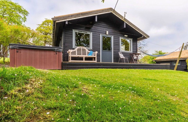 Beautiful private villa with hot tub, WIFI, TV, terrace, pets allowed, panoramic view and parking