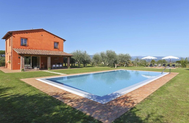 Beautiful private villa with private pool, A/C, WIFI, TV, veranda and panoramic view, close to L.