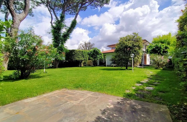 Beautiful private villa for 12 people with WIFI, A/C, TV and patio