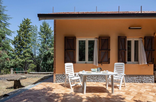 Beautiful private villa for 8 people with WIFI, TV, terrace and parking
