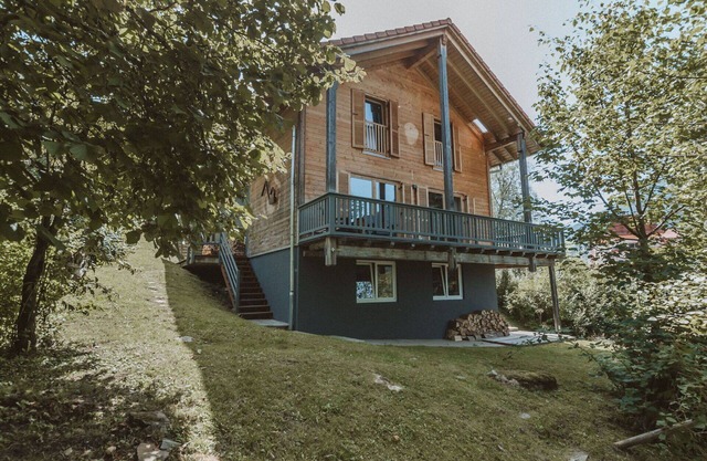 Beautiful private villa for 6 guests with WIFI, TV, terrace and parking