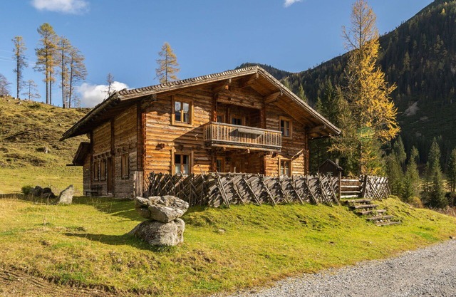 Beautiful private villa for 17 guests with WIFI, TV, balcony and parking