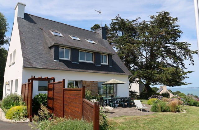 Beautiful private villa for 12 people with WIFI, TV, patio, pets allowed and parking