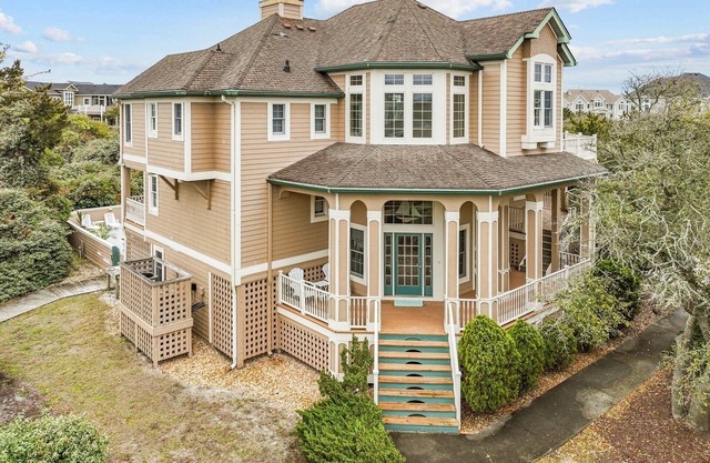 Beautiful Private Home with Amenities and Walkway Next Door