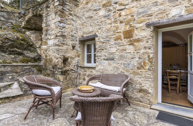Beautiful private villa for 9 guests with TV, patio, pets allowed and parking