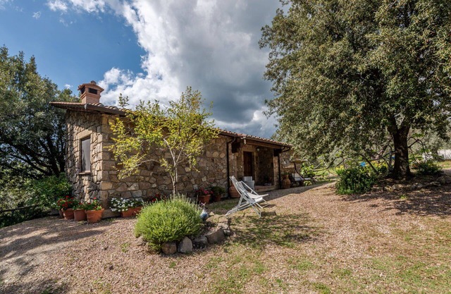 Beautiful private villa with private pool, WIFI, TV, patio, pets allowed, panoramic view and par.