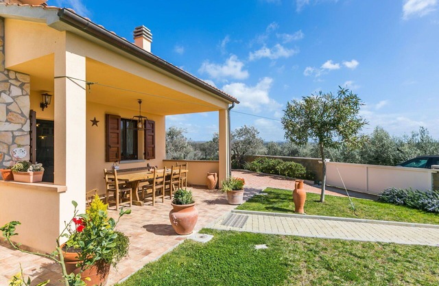 Beautiful private villa for 8 people with A/C, private pool, WIFI, TV, patio and pets allowed