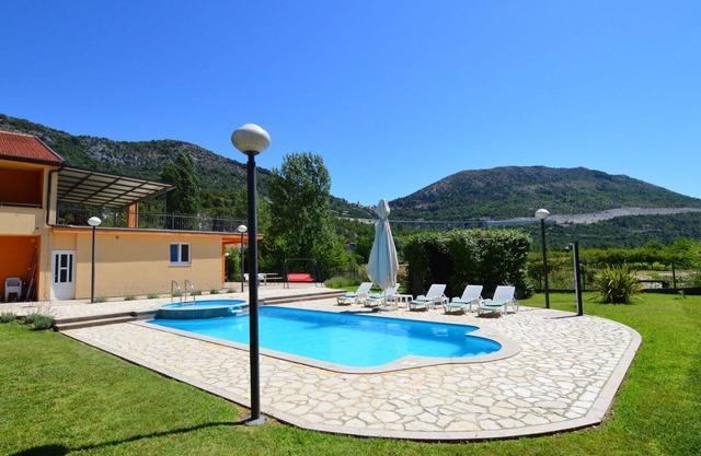 Beautiful private villa for 12 people with WIFI, hot tub, A/C, private pool, TV, terrace and par.