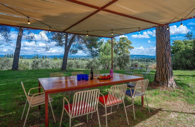 Beautiful private villa for 11 guests with WIFI, A/C, TV and patio