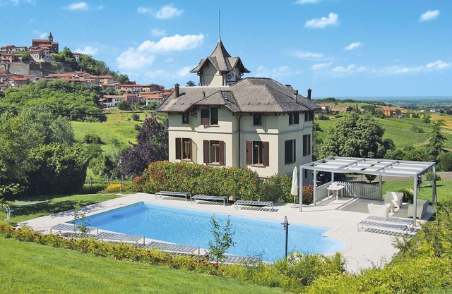 Beautiful private villa with WIFI, private pool, hot tub, A/C, TV, terrace, pets allowed and par.