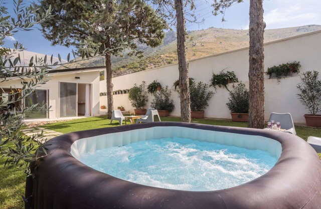 Beautiful private villa for 4 people with A/C, WIFI, hot tub and TV