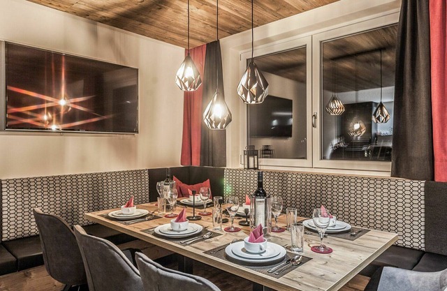 Beautiful private villa for 24 people with WIFI, TV, pets allowed and parking