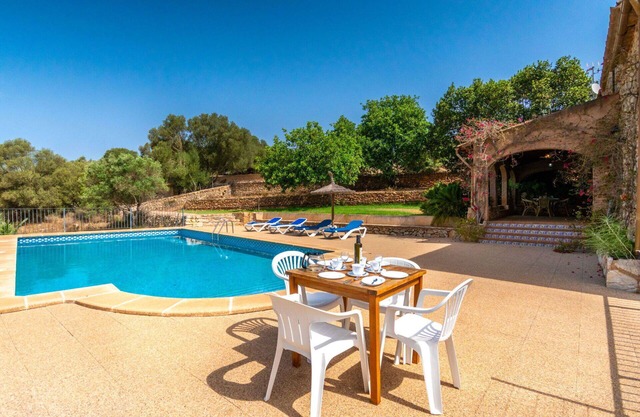 Beautiful private villa for 6 guests with WIFI, private pool, TV, terrace and pets allowed