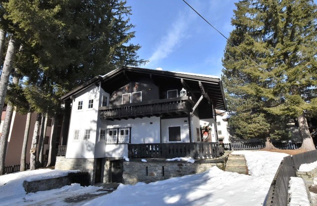 Beautiful private villa for 9 people with hot tub, WIFI, TV, balcony, pets allowed and parking