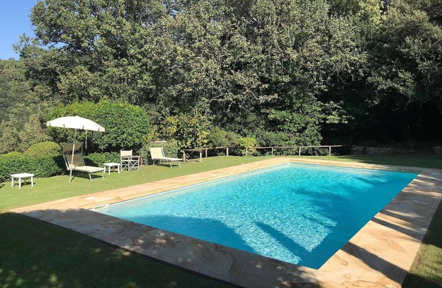 Beautiful private villa for 4 people with pool, WIFI, TV, patio and panoramic view, close to Lucca