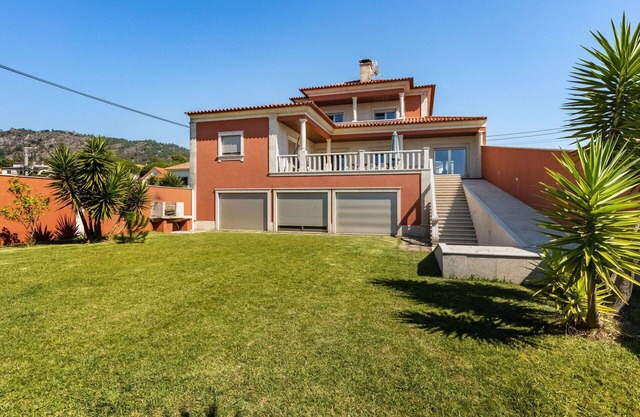 Beautiful private villa for 10 people with hot tub, WIFI, TV and terrace
