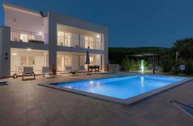 Beautiful private villa with A/C, hot tub, WIFI, private pool, TV, terrace, panoramic view, parking