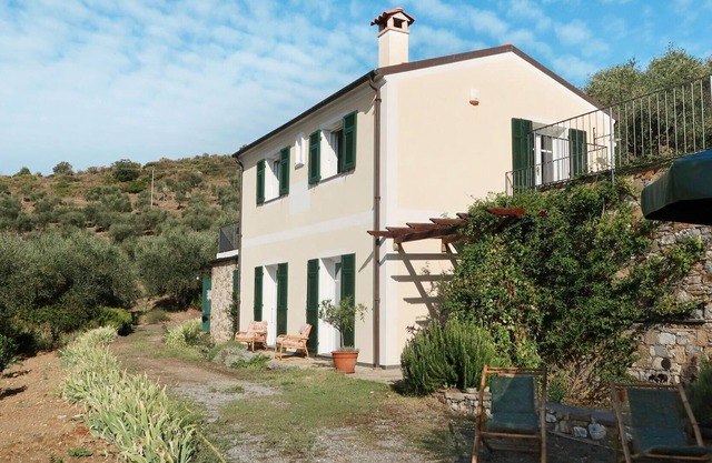 Beautiful private villa for 4 people with WIFI, patio, pets allowed, panoramic view and parking
