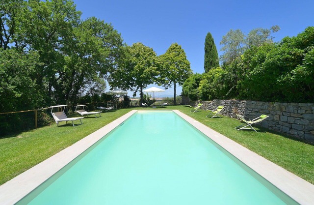 Beautiful private villa with private pool, hot tub, WIFI, TV, balcony, pets allowed and parking