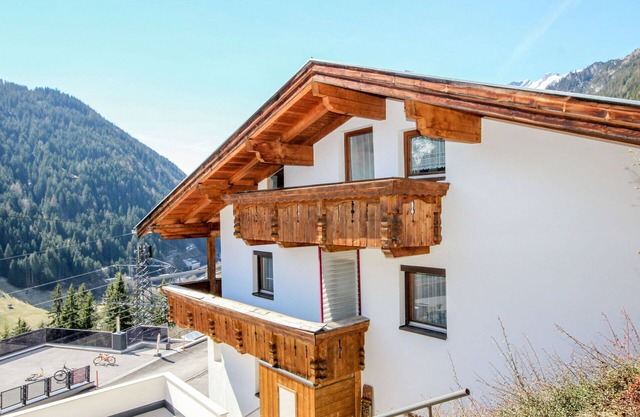 Beautiful private villa for 10 guests with WIFI, TV, patio, pets allowed and parking