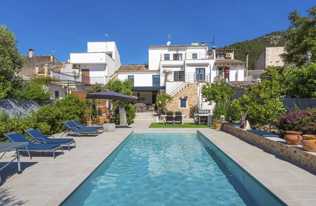 Beautiful private villa for 12 people with WIFI, private pool, A/C, TV and terrace