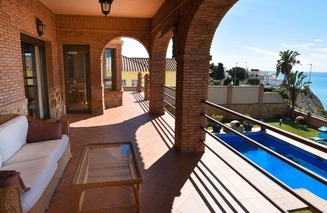 Beautiful private villa for 9 guests with WIFI, private pool, A/C, TV, patio and parking