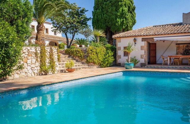 Beautiful private villa for 6 people with private pool, A/C, WIFI, TV and patio
