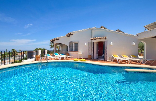 Beautiful private villa for 6 guests with A/C, private pool, WIFI, TV and patio