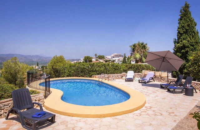 Beautiful private villa for 6 guests with WIFI, A/C, private pool, TV and patio