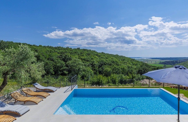 Beautiful private villa for 12 guests with WIFI, A/C, private pool, TV, terrace and parking
