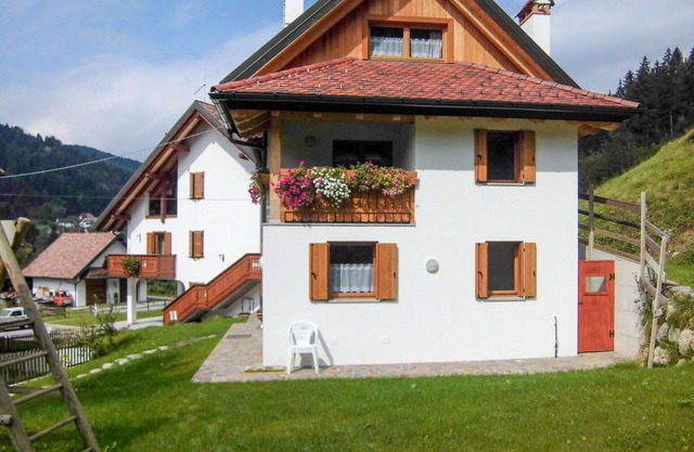 Beautiful private villa for 4 guests with WIFI, TV, balcony and parking