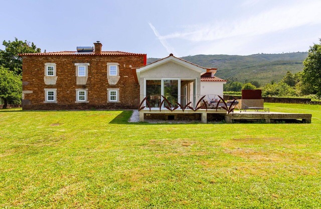 Beautiful private villa for 6 guests with WIFI, A/C, TV and patio