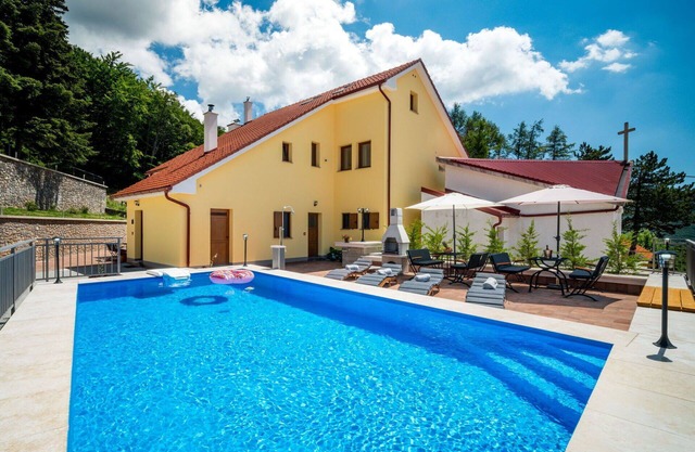 Beautiful private villa for 12 people with private pool, WIFI, TV, terrace, pets allowed and par.
