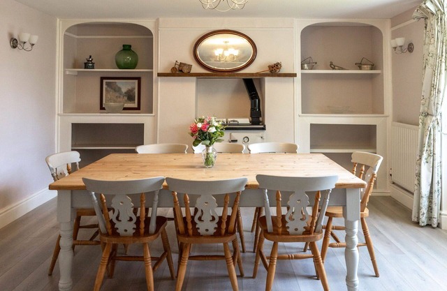 Beautiful private villa for 9 guests with WIFI, hot tub, TV, patio, pets allowed and parking