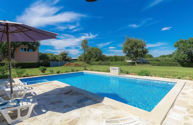 Beautiful private villa with private pool, WIFI, A/C, TV, patio, pets allowed and parking