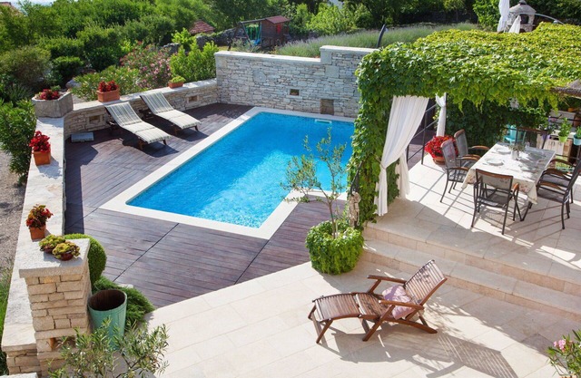 Beautiful private villa with hot tub, WIFI, A/C, private pool, TV, terrace, pets allowed and par.