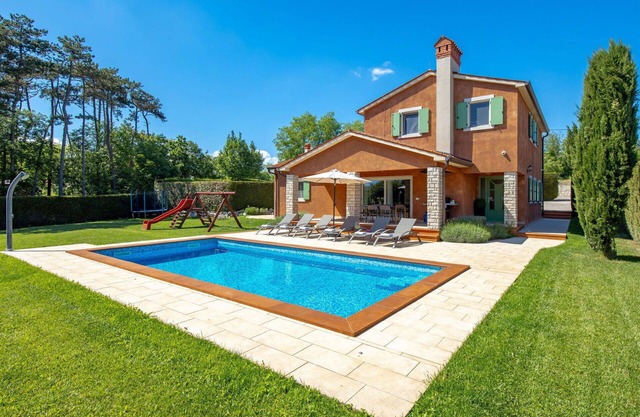 Beautiful private villa for 6 people with A/C, private pool, WIFI, TV, terrace and parking