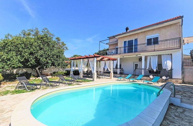 Beautiful private villa for 15 people with A/C, WIFI, private pool, TV, terrace and parking