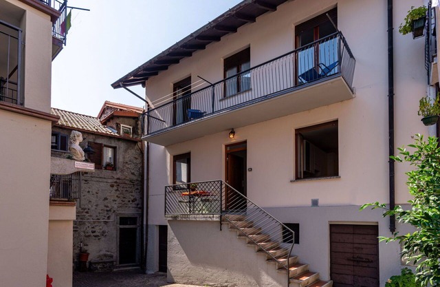 Beautiful private villa for 6 guests with WIFI, TV, balcony and pets allowed