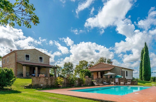 Beautiful private villa with private pool, WIFI, TV, terrace, pets allowed, panoramic view, parking