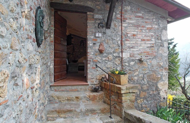 Beautiful private villa for 6 guests with WIFI, private pool, TV, patio, pets allowed and parking